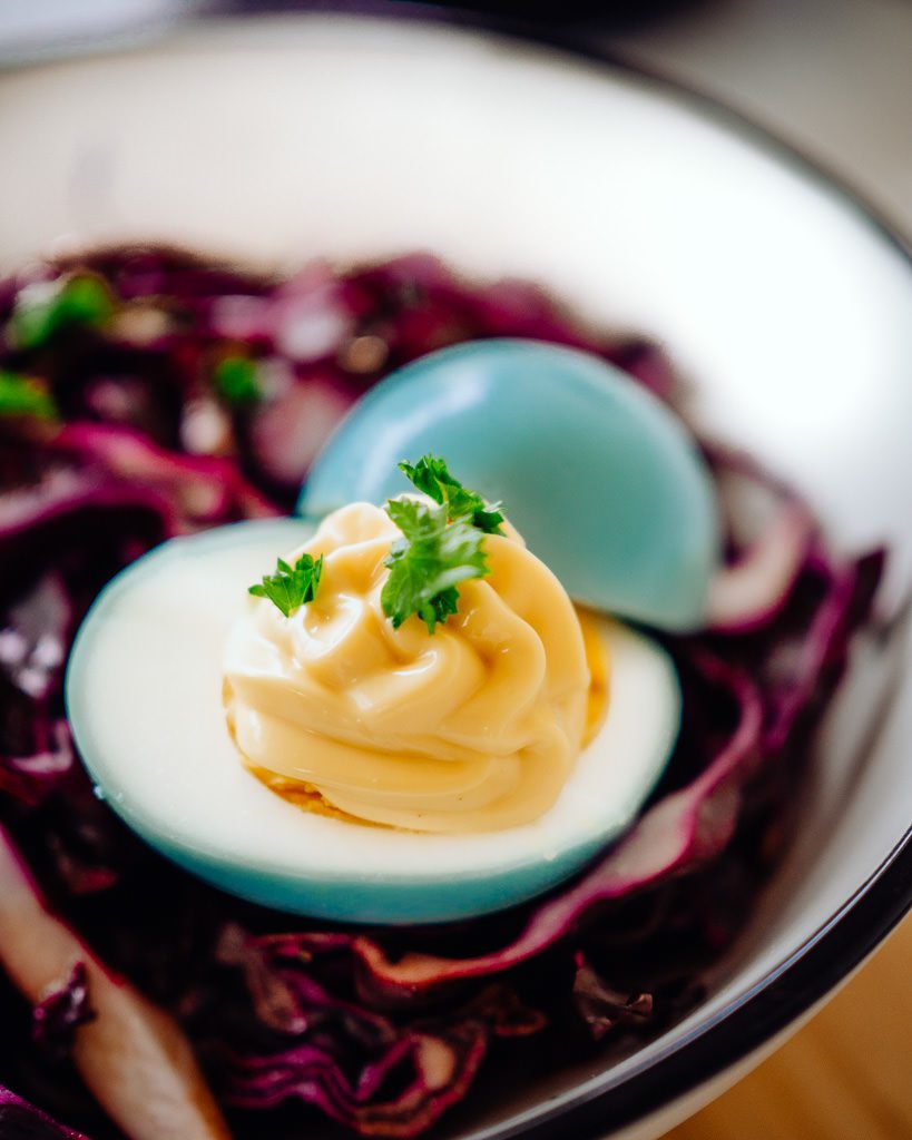 Chou rouge œuf bleu (zoom avec mayonnaise) - Charlie Cocotte - Photographe culinaire