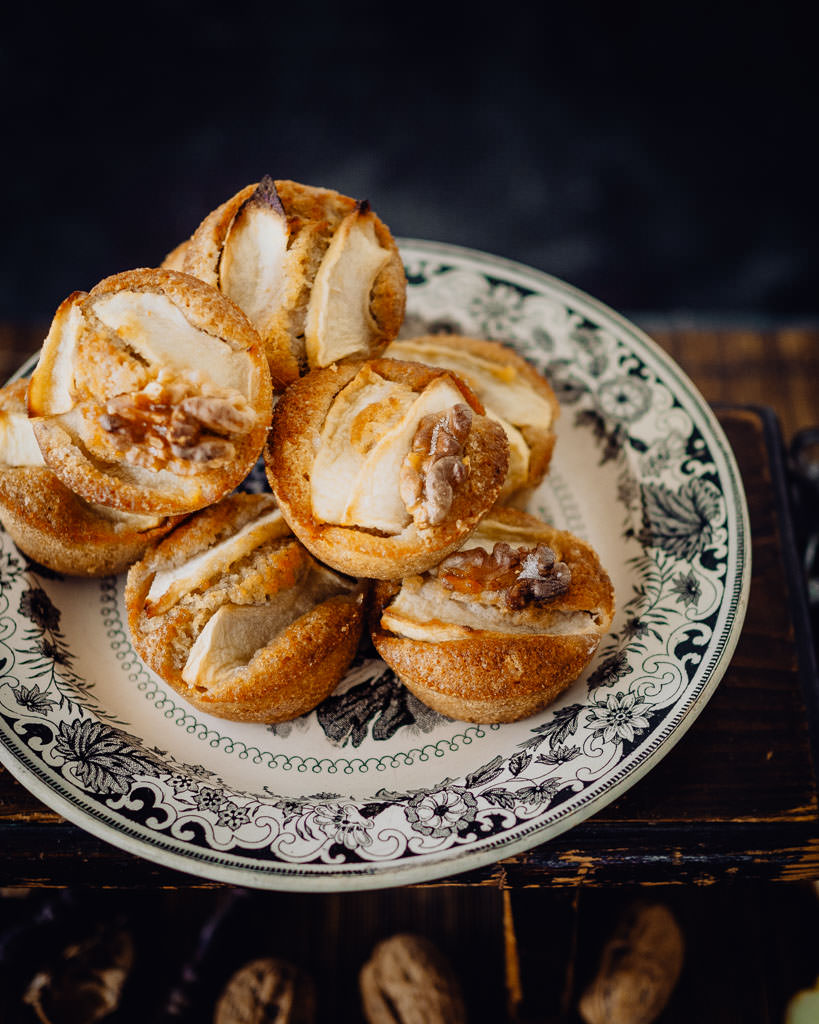 Financiers aux noix, sirop d'érable et pomme (vue du dessus) - Charlie Cocotte - Photographe culinaire