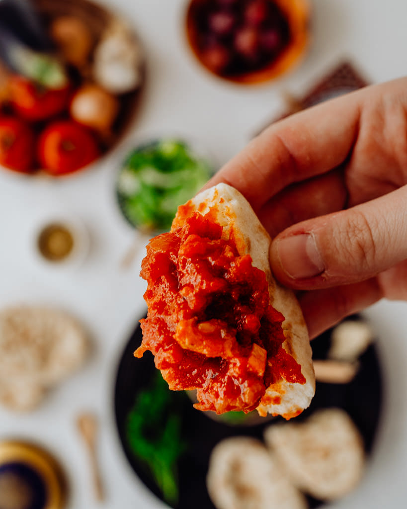 Maghmour (moussaka libanaise vegan) en mezze sur pain pita - Charlie Cocotte - Photographe culinaire