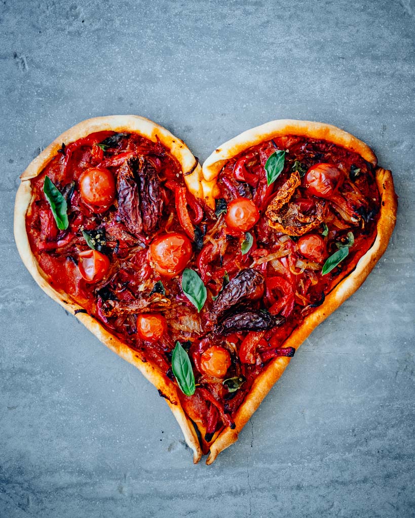 You are currently viewing Pizza cœur – Tomates séchées, poivron rouge, oignons et basilic