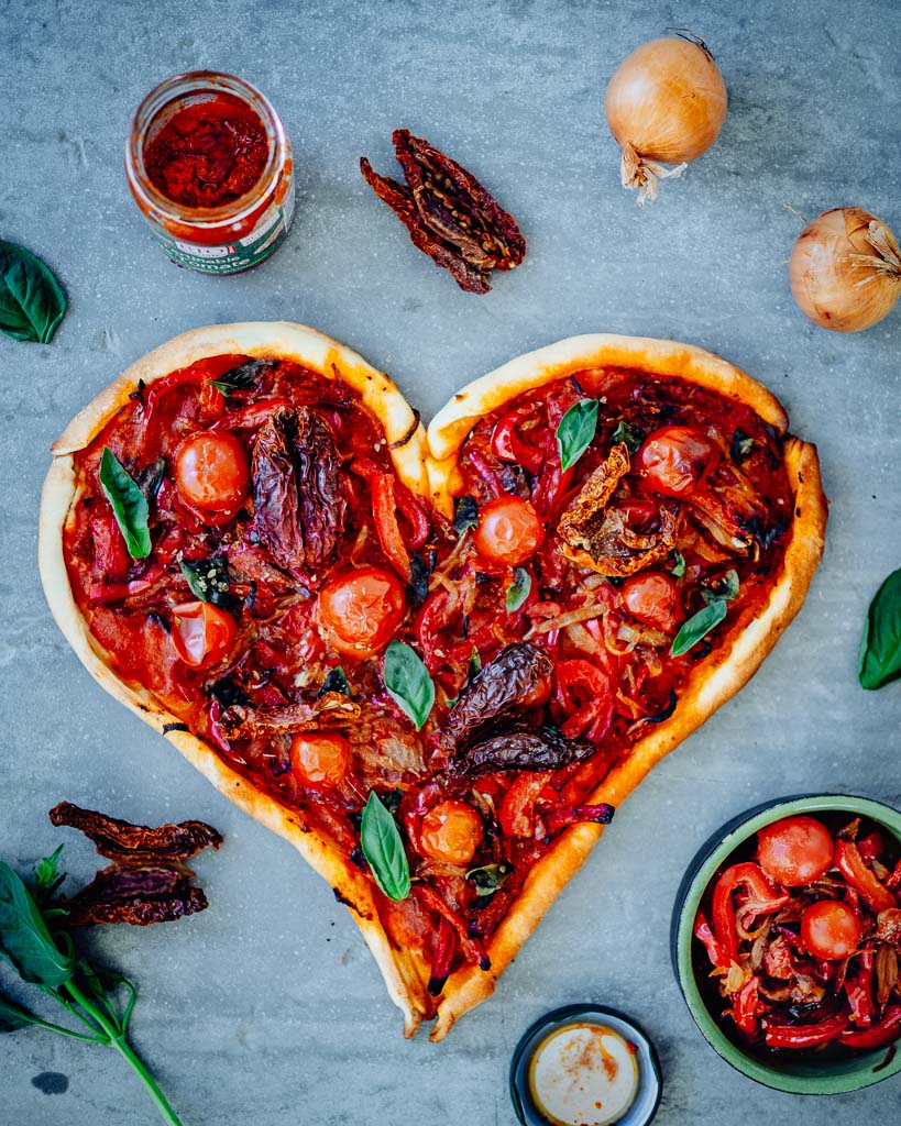 Pizza cœur tomates séchées, poivron rouge, oignons et basilic - Charlie Cocotte - Photographe culinaire