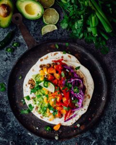 Lire la suite à propos de l’article Tacos arc-en-ciel vegan [lentilles – patate douce – poivrons] – Bataille Food #70