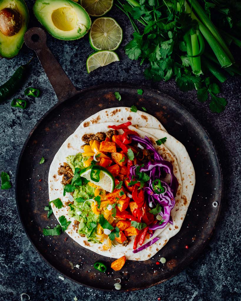 You are currently viewing Tacos arc-en-ciel vegan [lentilles – patate douce – poivrons] – Bataille Food #70