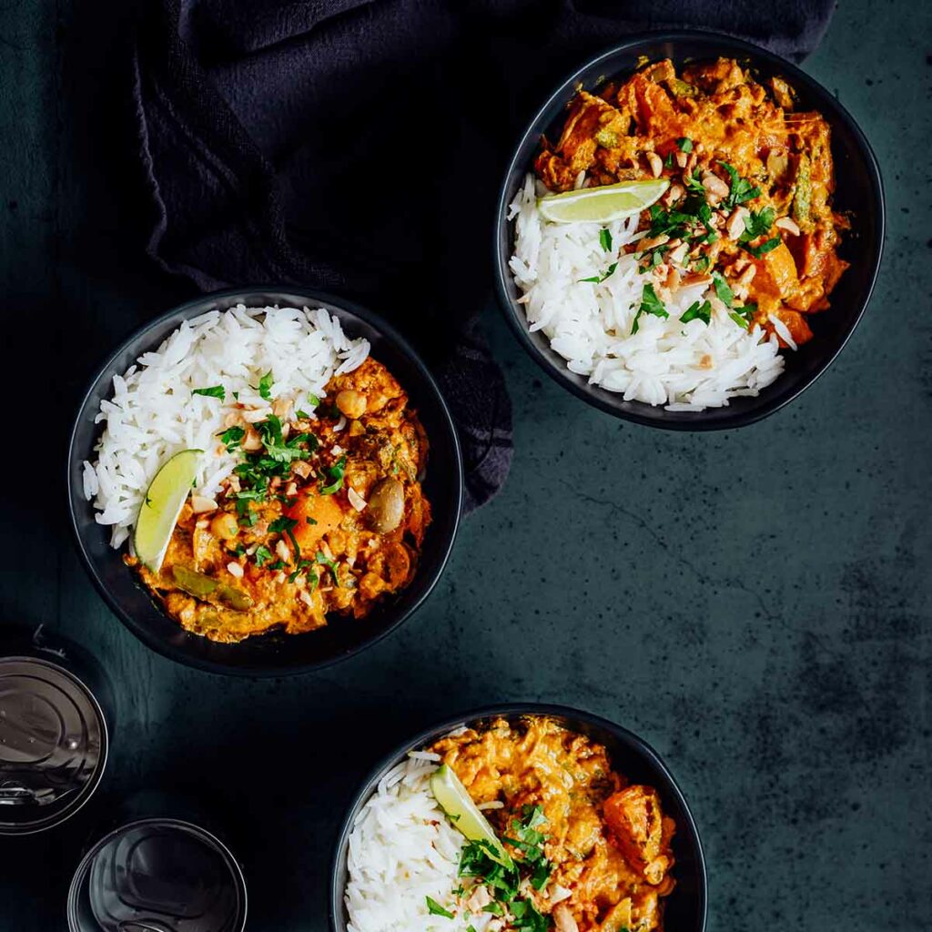 Photographie culinaire représentant une recette de curry présenté dans des bols avec du riz