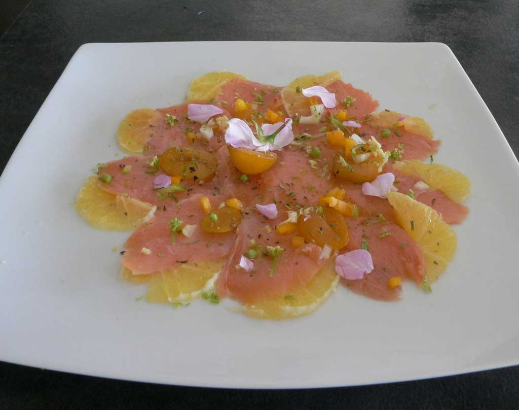 Carpaccio de saumon fumé aux fruits et légumes, fleurs d'hysope et vinaigre de sureau, par Maggkitchenette