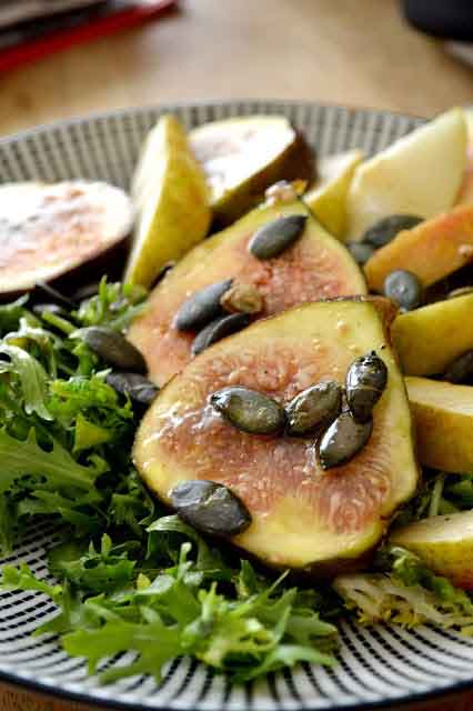 Salade frisée poires figues et graines de courge, par J'ai toujours aimé le jaune moutarde