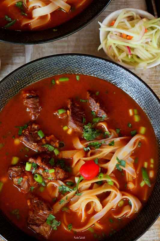 Soupe acidulée et pimentée au boeuf et nouilles de riz par Karibo Sakafo